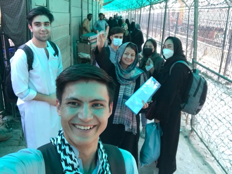 چند تن از دانشجویان افغان در حال ورود به پاکستان 